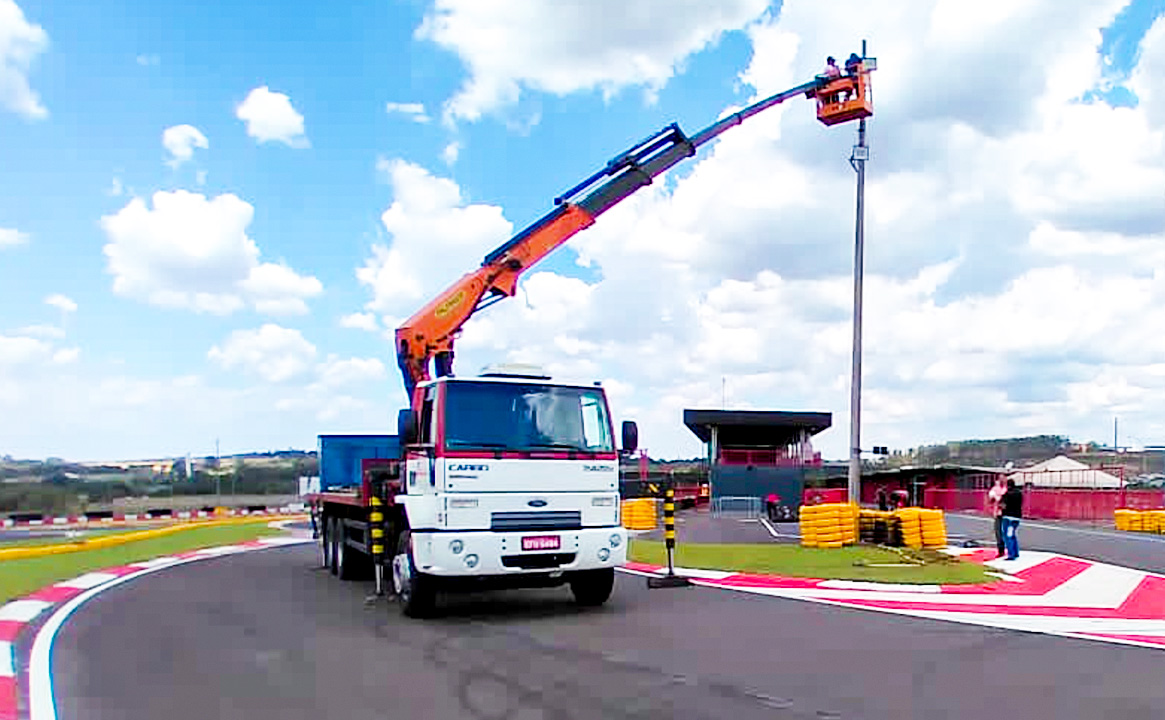 Empresa de locação de cesto aéreo - Help Transportes