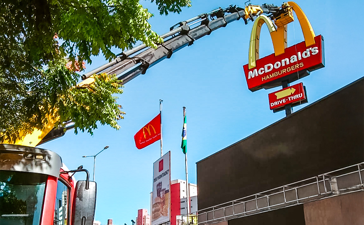 Locação de cesto aéreo acoplado - Help Transportes